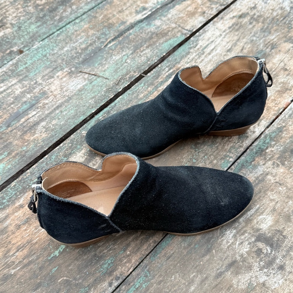 Kenneth Cole Reaction Black Suede Ankle Booties Back Zip Low Heel Size 6.5